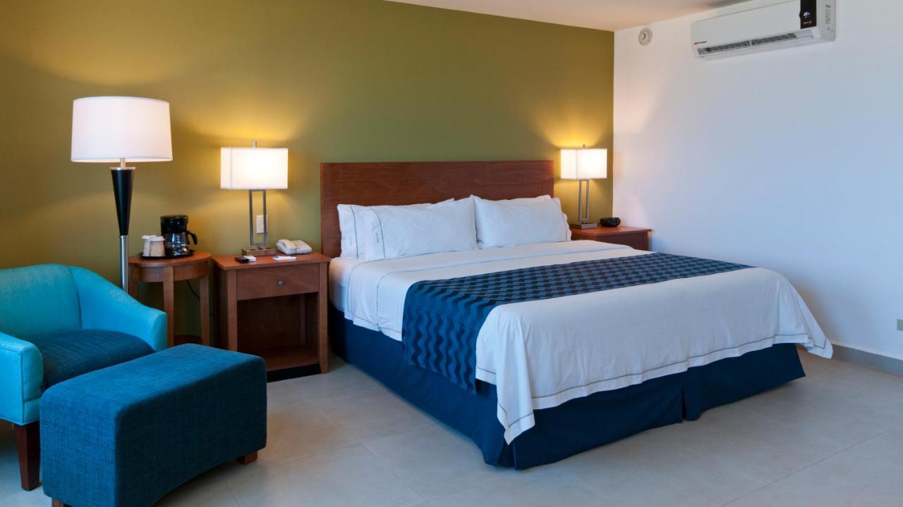 Habitación Estándar con cama extragrande y espacio adicional