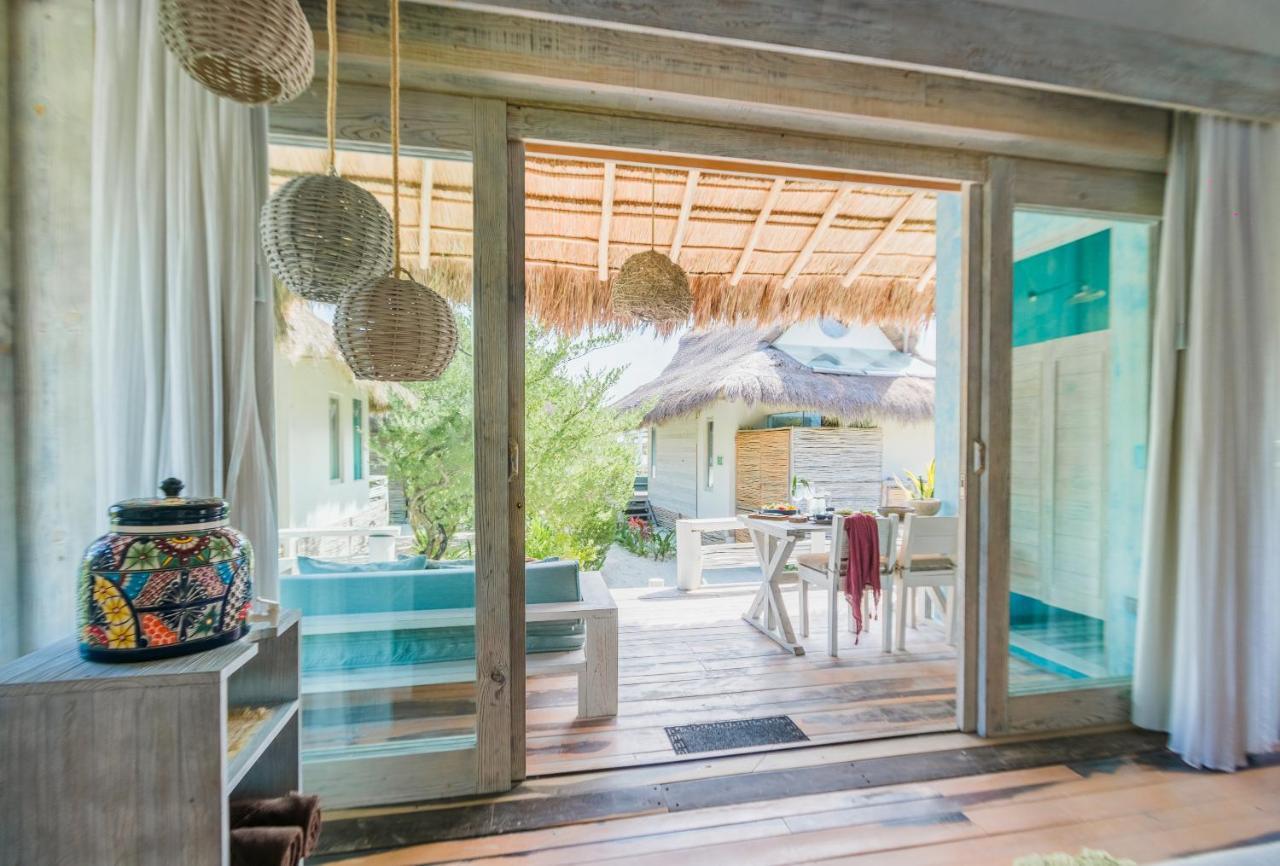Suite con cama grande y vistas parciales al mar