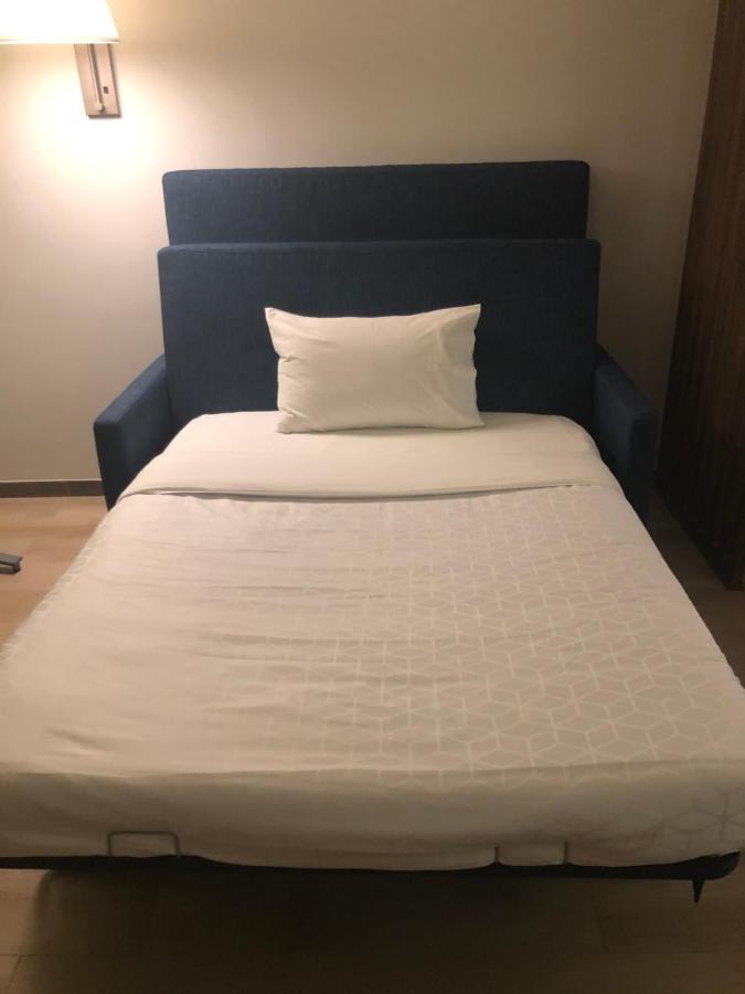 Suite con cama grande y balcón