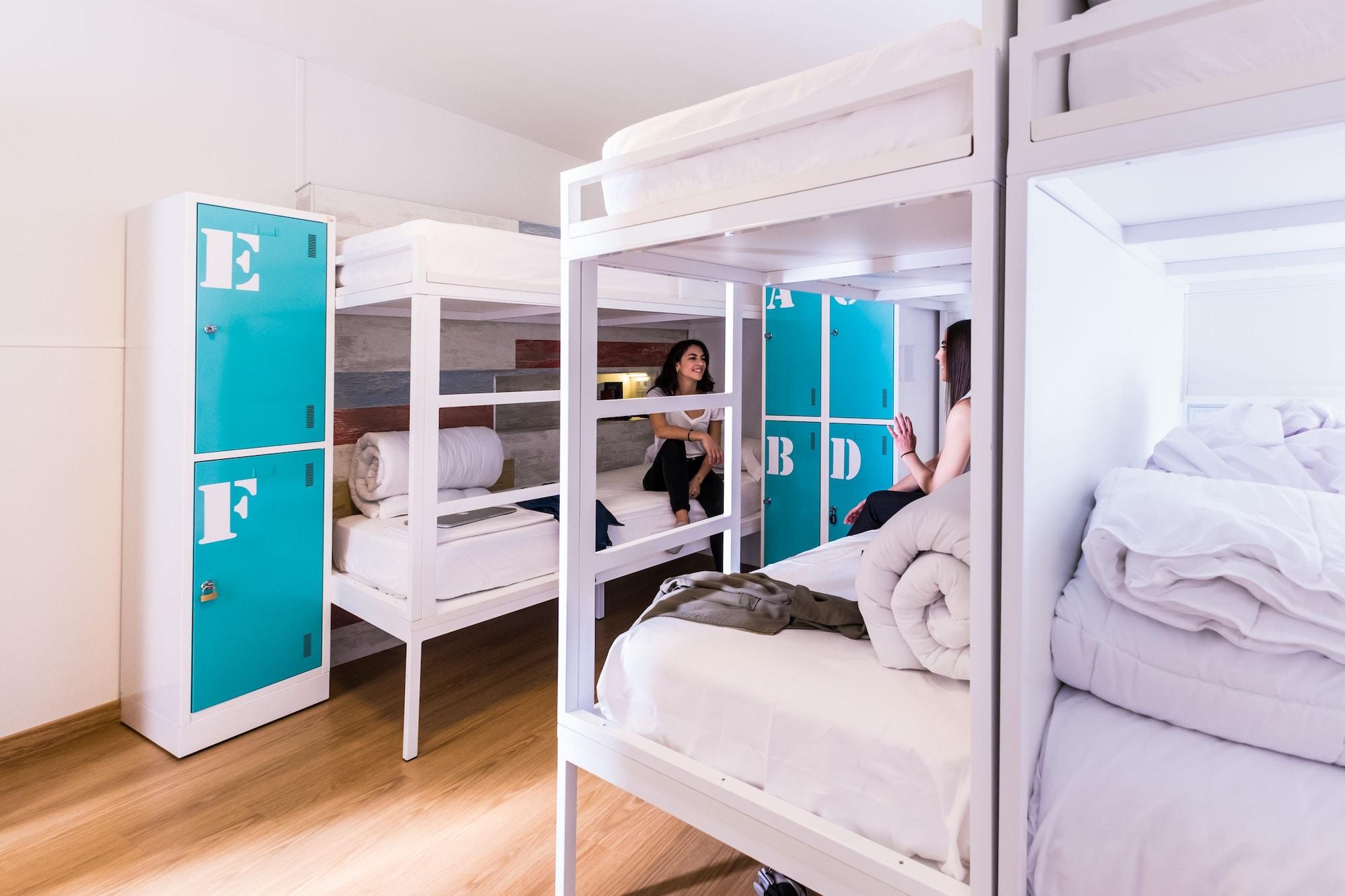Cama en habitación compartida femenina de 6 camas