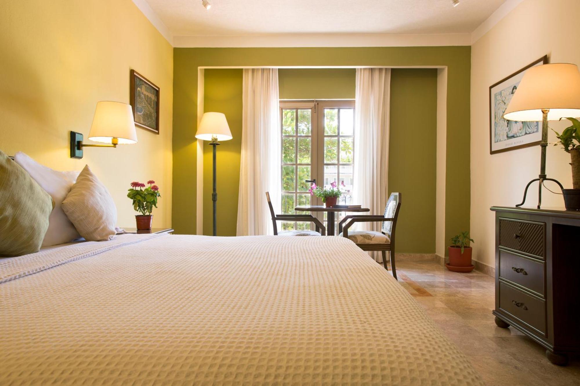 Habitación con cama extragrande.