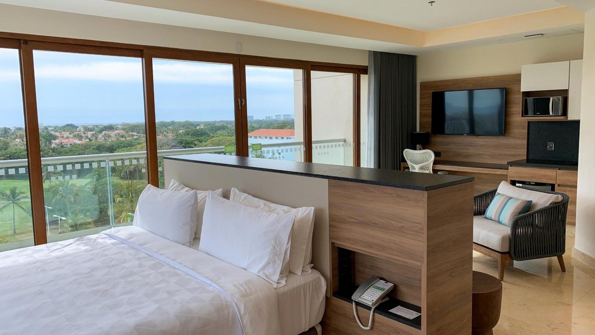 Suite con cama grande y vista a la montaña