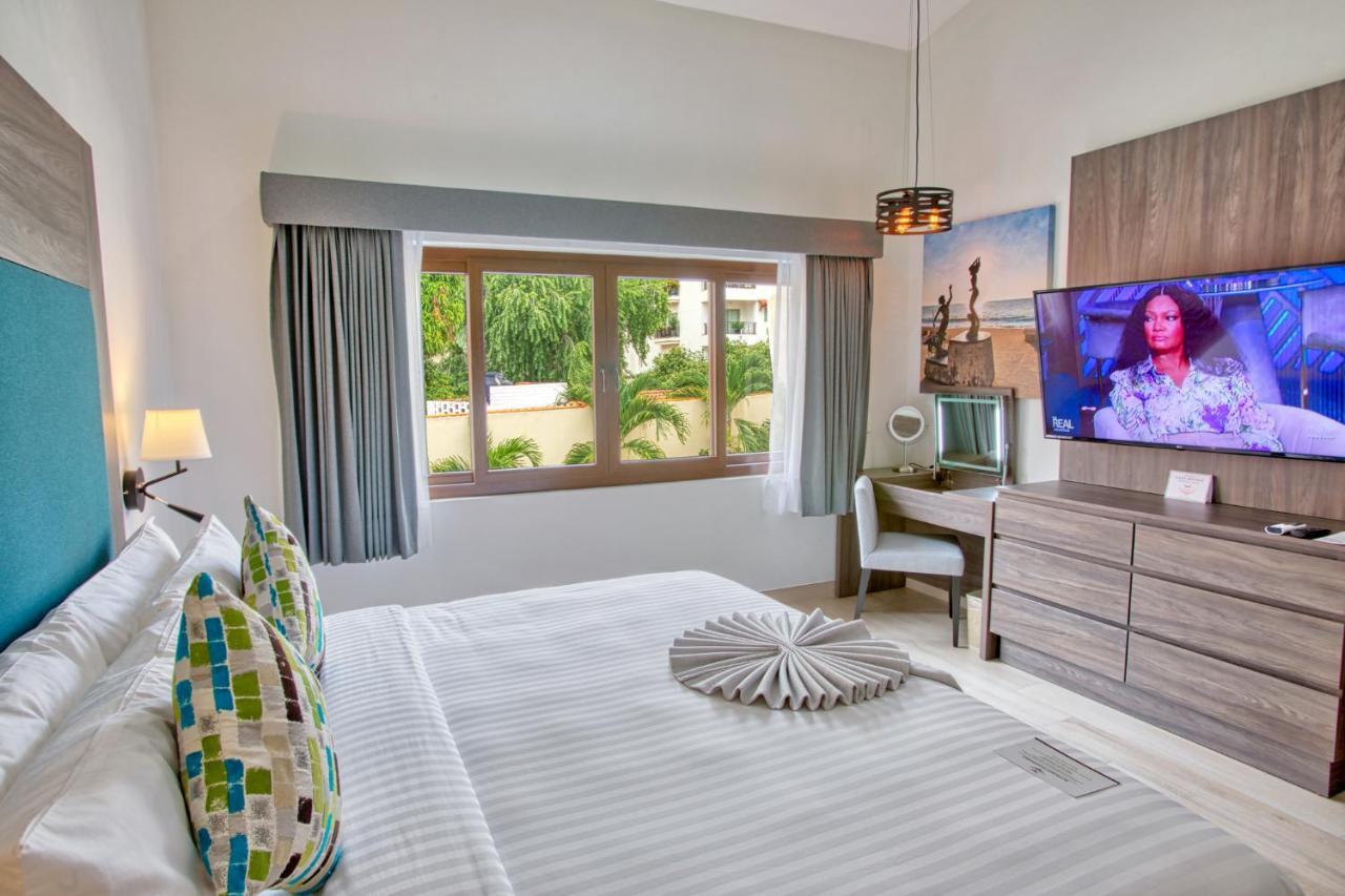 Habitación con cama extragrande y vistas al jardín