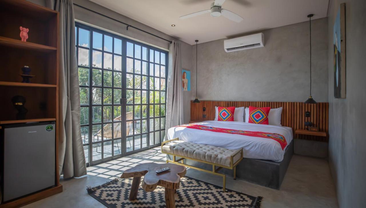 Habitación con cama extragrande y balcón