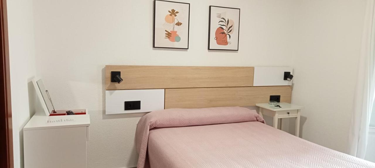 Habitación con cama grande y balcón