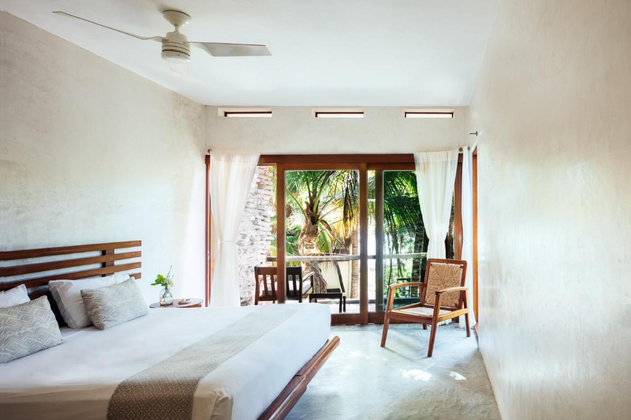 Habitación con cama extragrande y vistas al mar