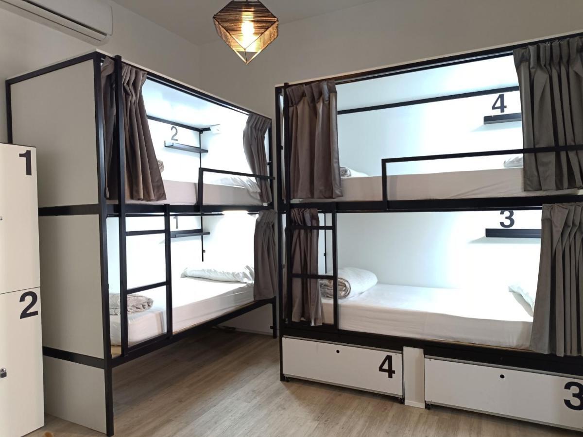 Cama en habitación compartida mixta de 12 camas con baño privado