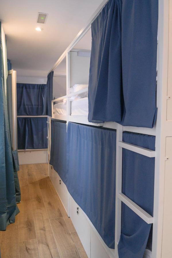 Cama individual en dormitorio compartido mixto de 16 camas