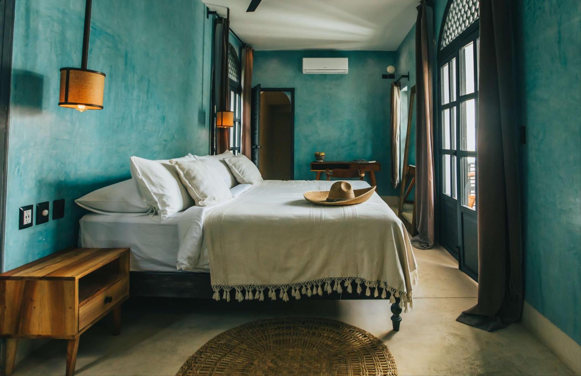 Suite con cama grande y balcón