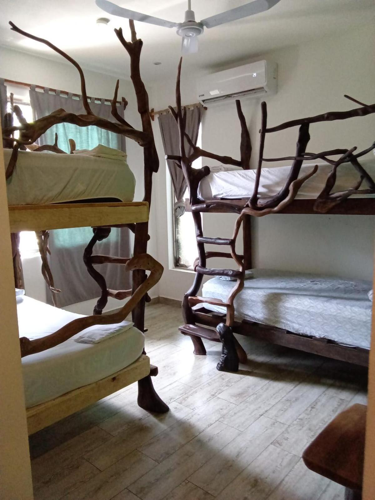 Cama en habitación femenina compartida de 4 camas