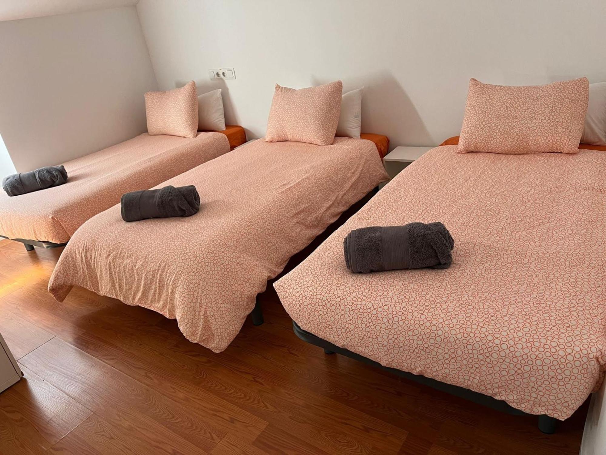 Cama en habitación compartida mixta de 3 camas