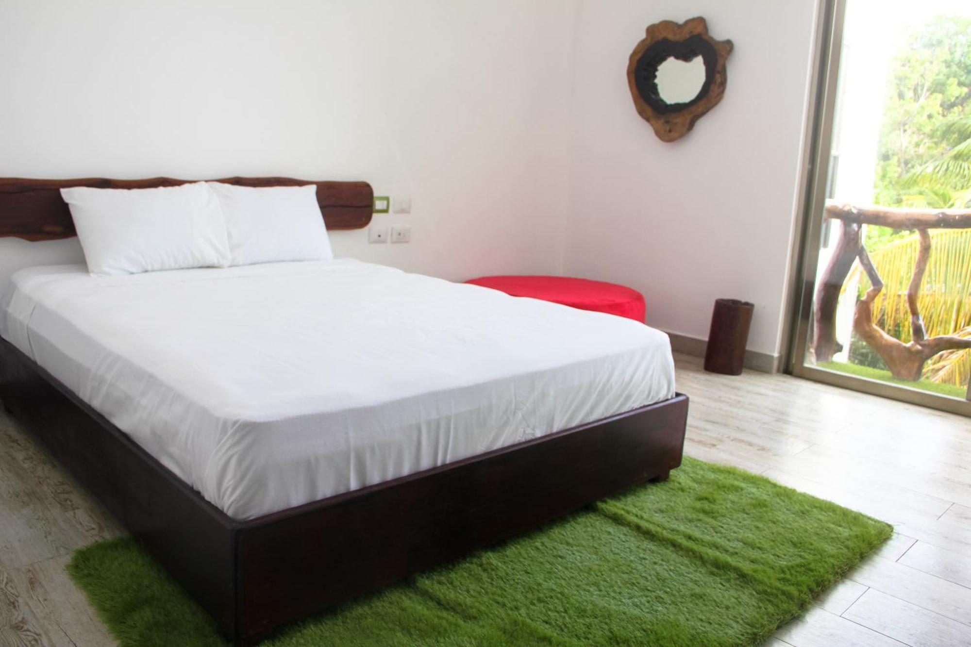Habitación con cama grande y balcón