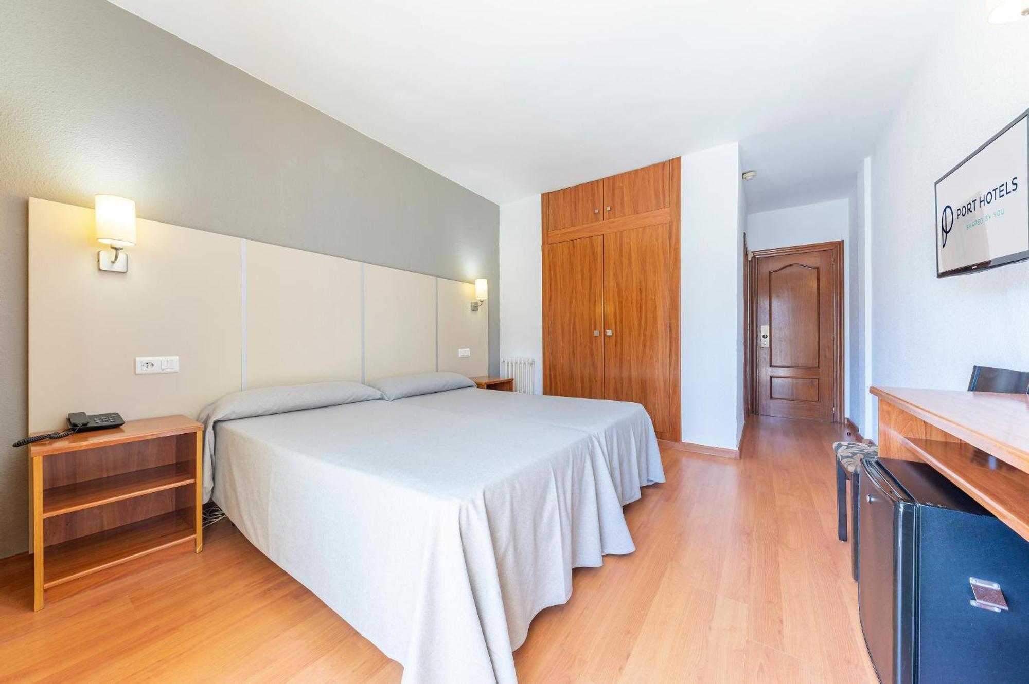 Habitación doble Essential con vistas a la piscina (3 adultos)