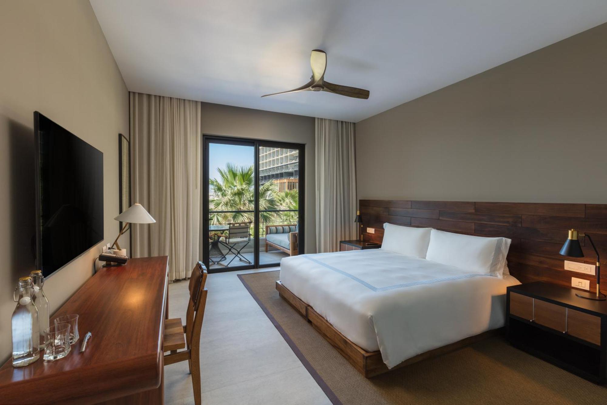 Habitación con cama extragrande y vistas al mar