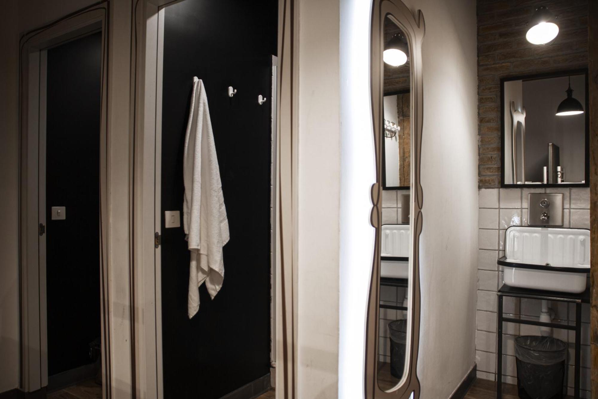 Cama en habitación compartida femenina de 4 camas con baño privado