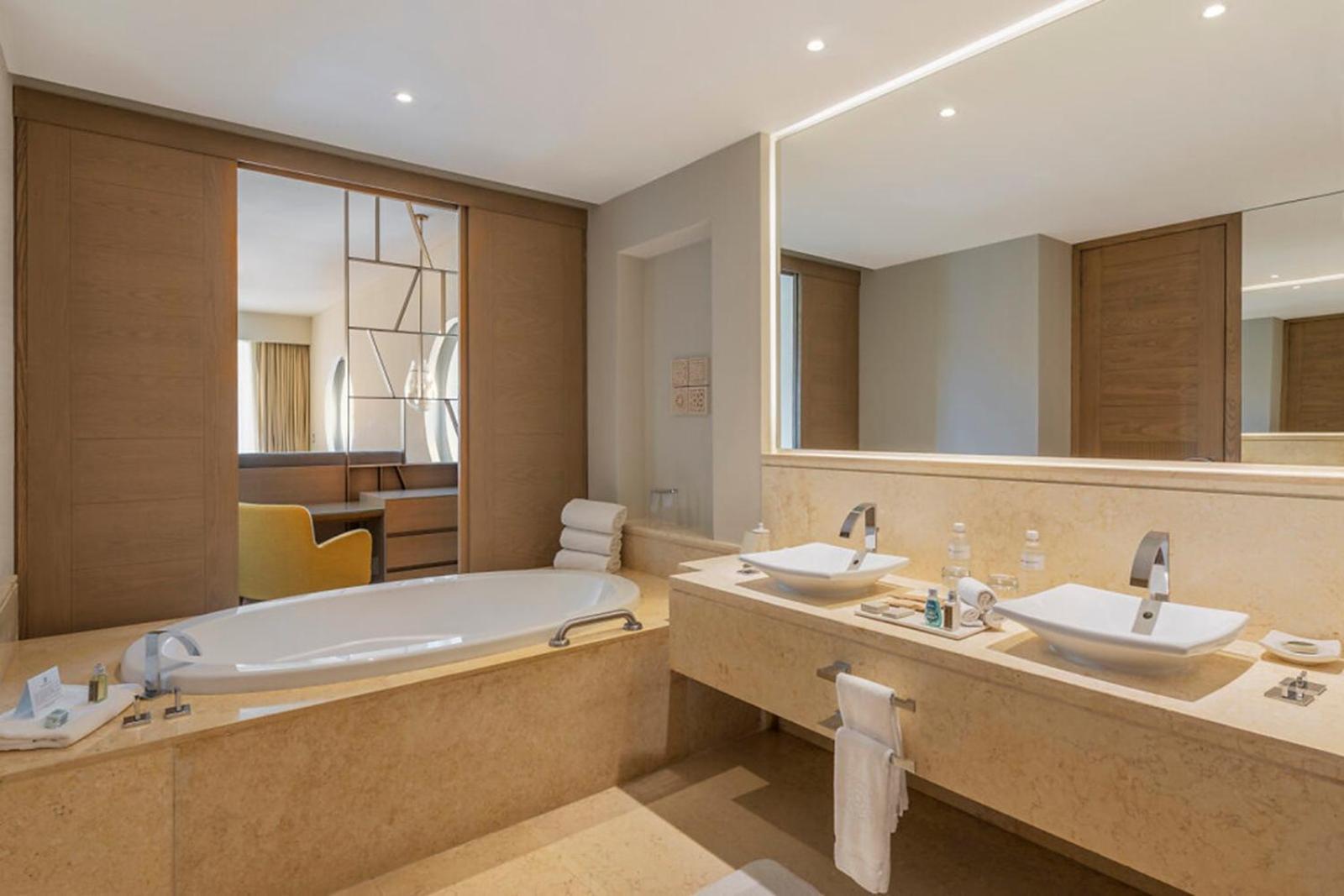 Suite Ambassador Pool con vistas al mar