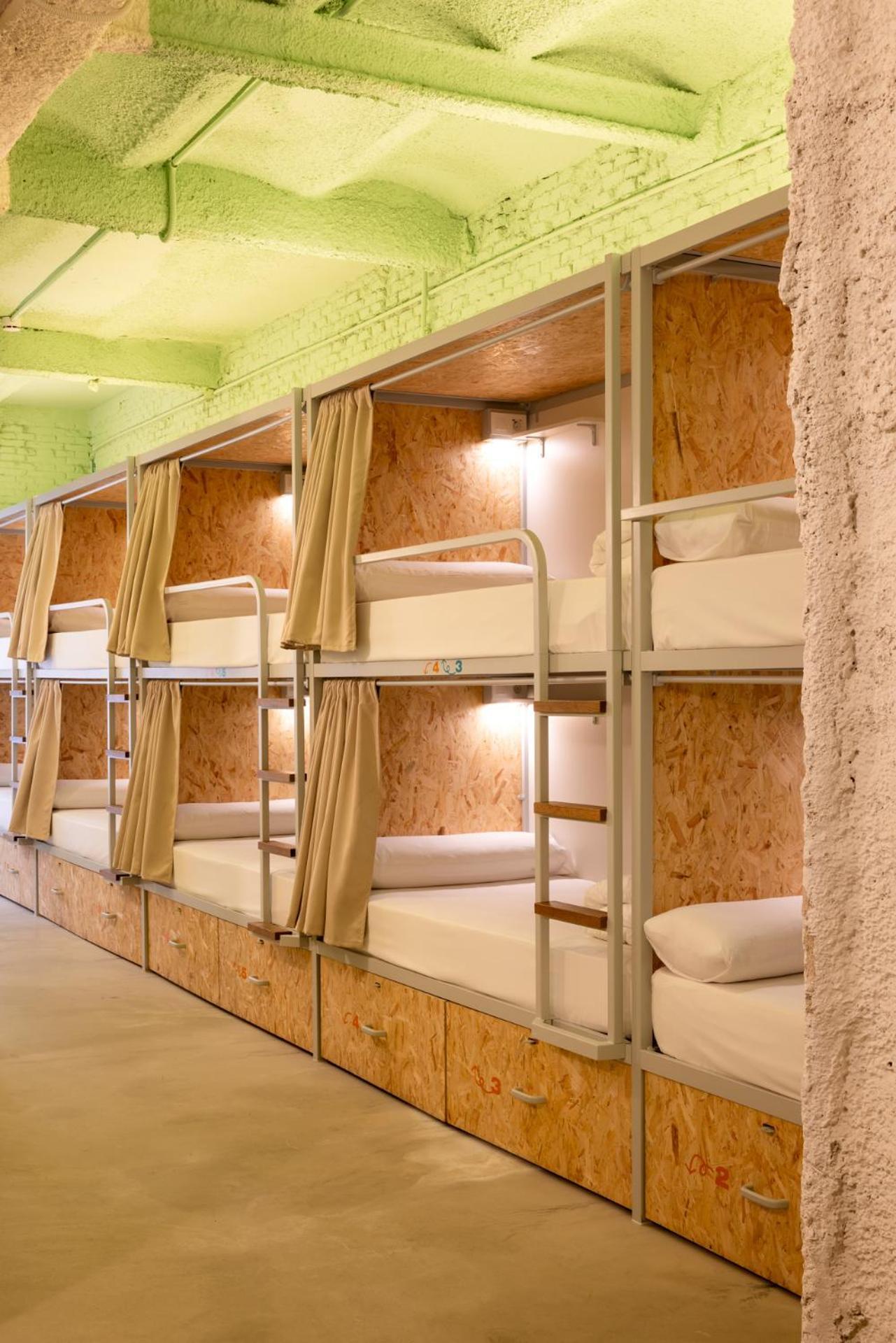 Cama en habitación compartida mixta de 14 camas con baño compartido