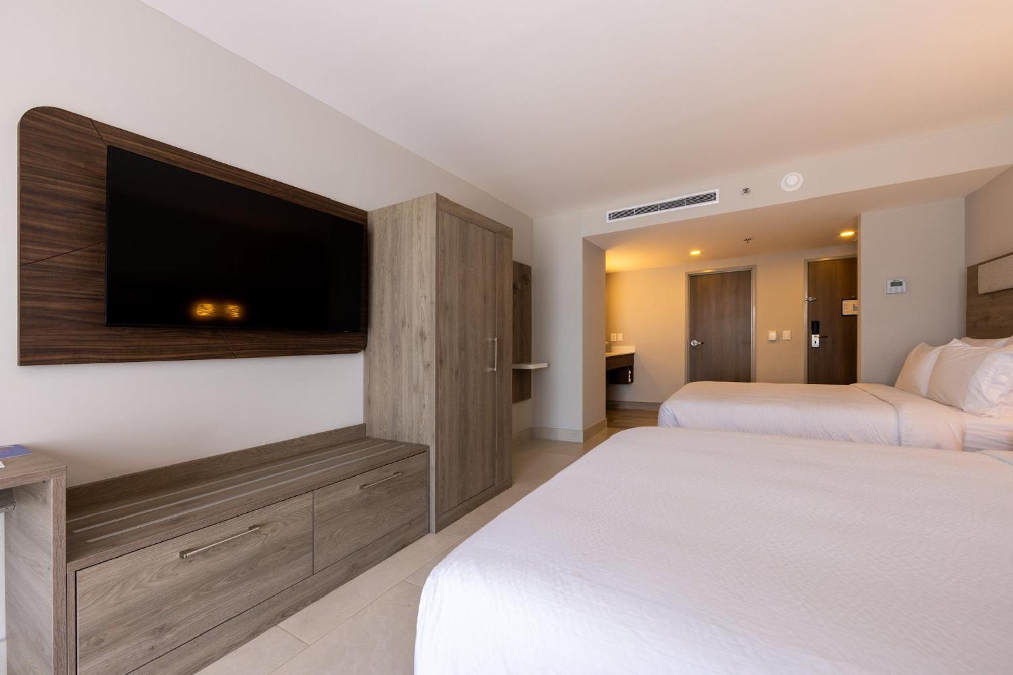 Standard Queen Room with Two Queen Beds and Lagoon View,1740361395:JPEG