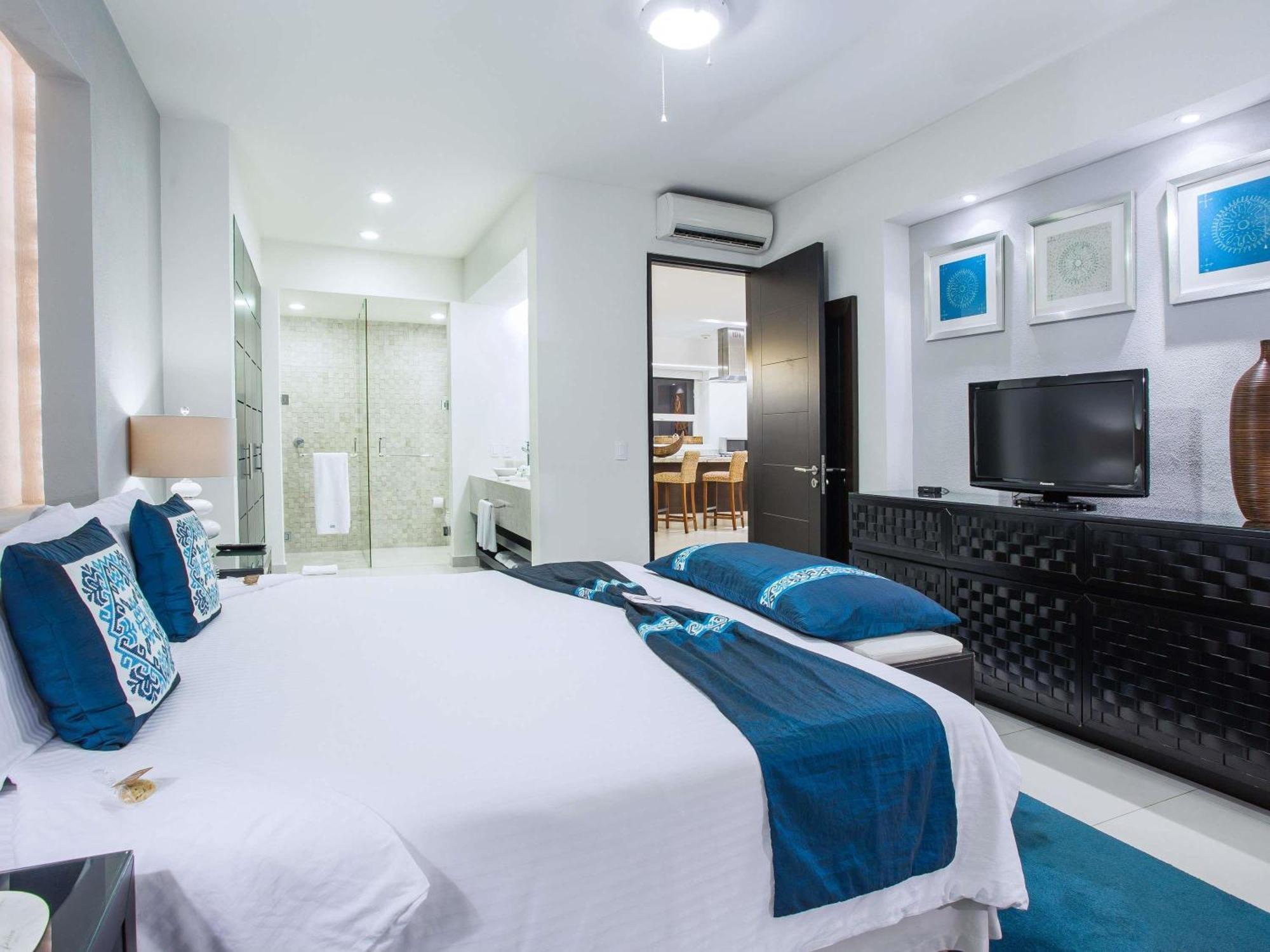 One-Bedroom King Room with Balcony or Terrace and Kitchen