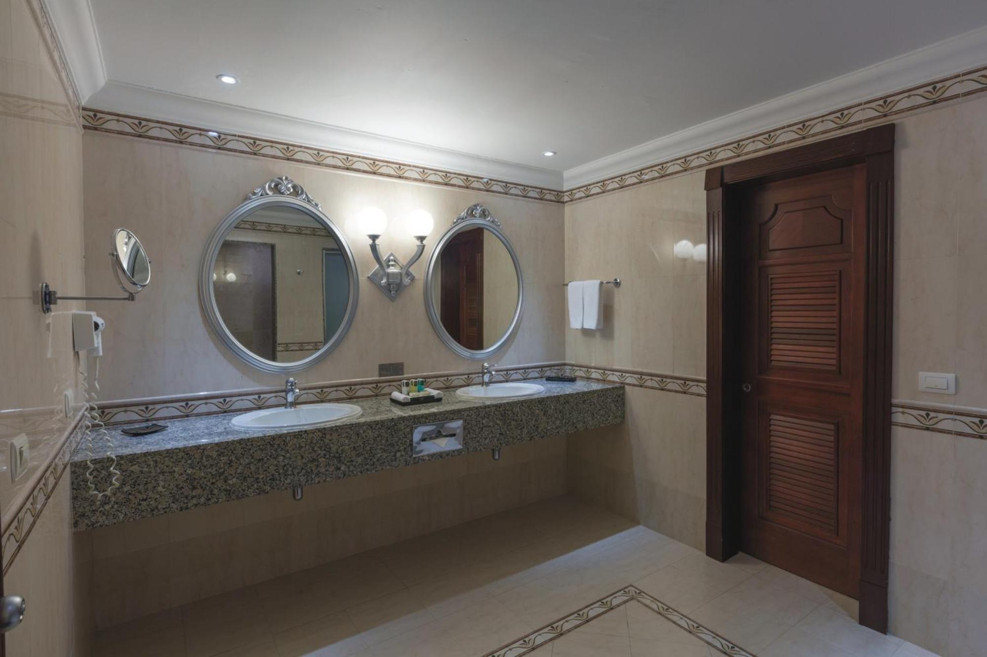 Suite con bañera de hidromasaje y vistas al océano