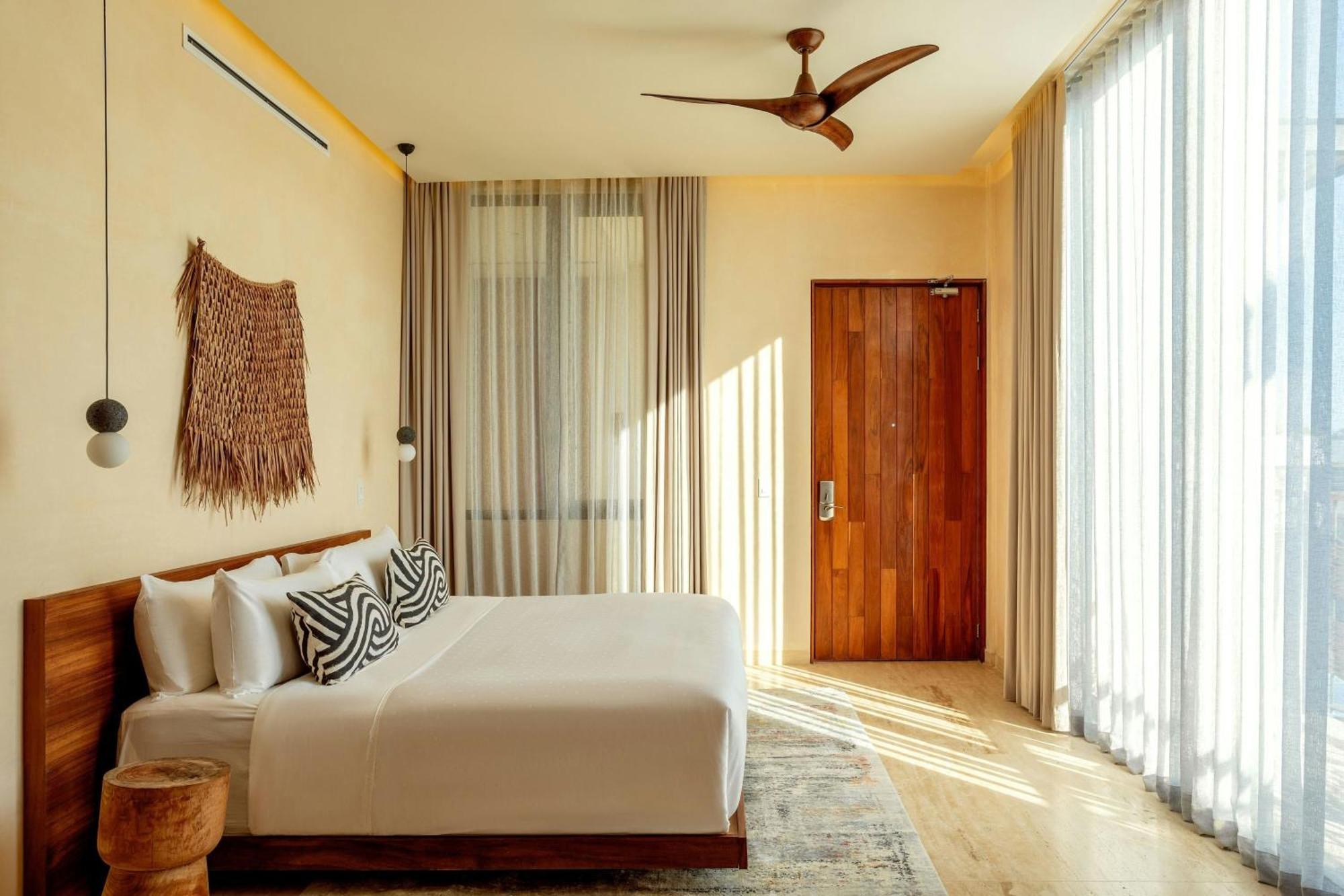 Deluxe bloom room with 1 king bed,1757727449:JPEG