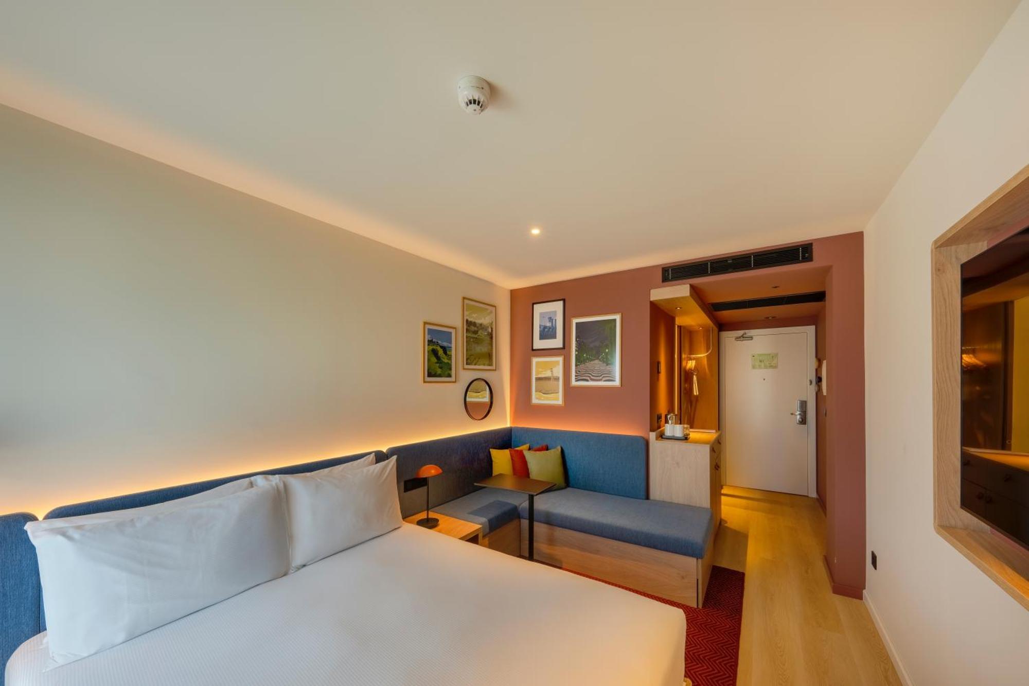 Habitación con cama grande