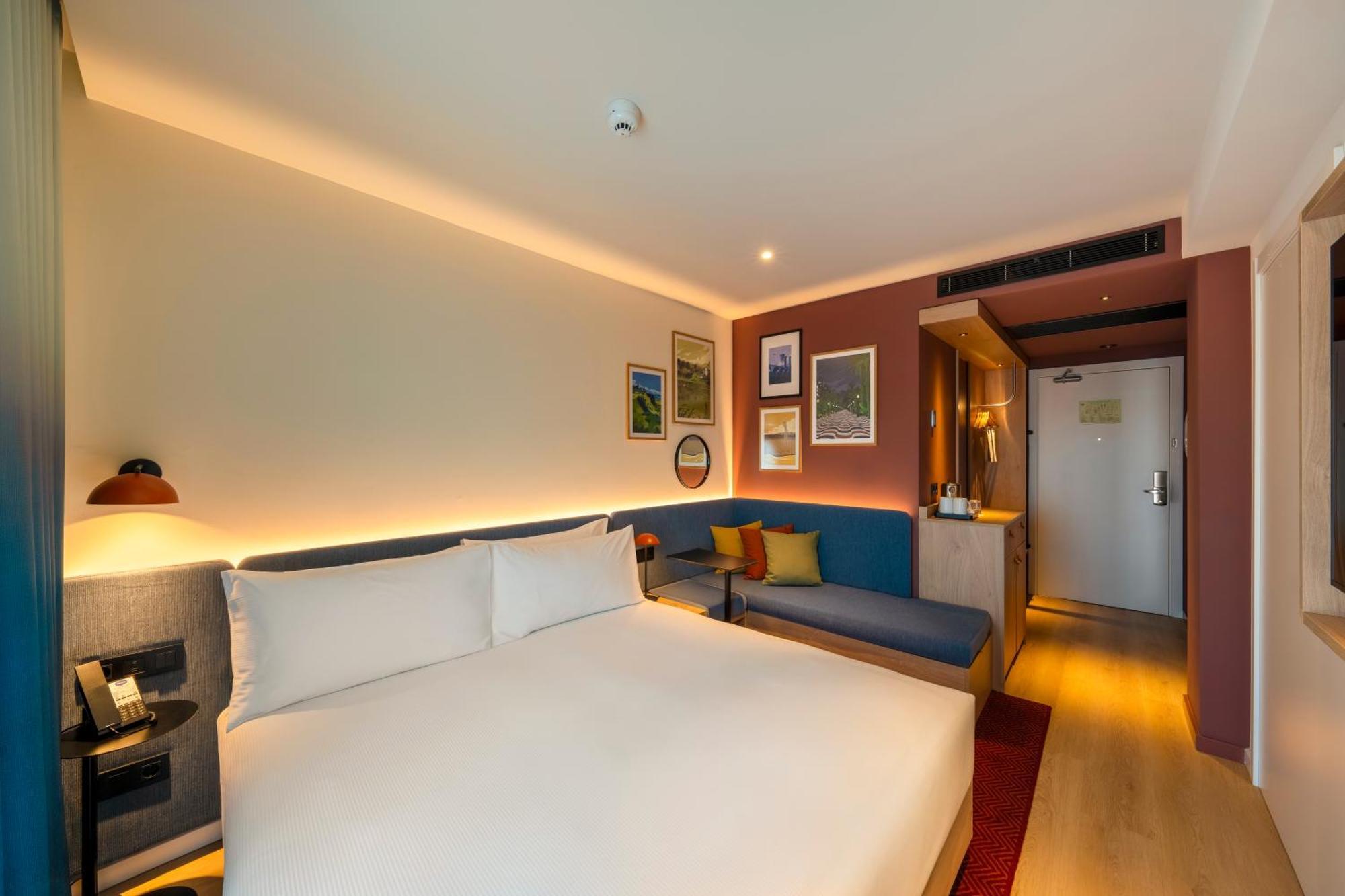 Habitación con cama extragrande.