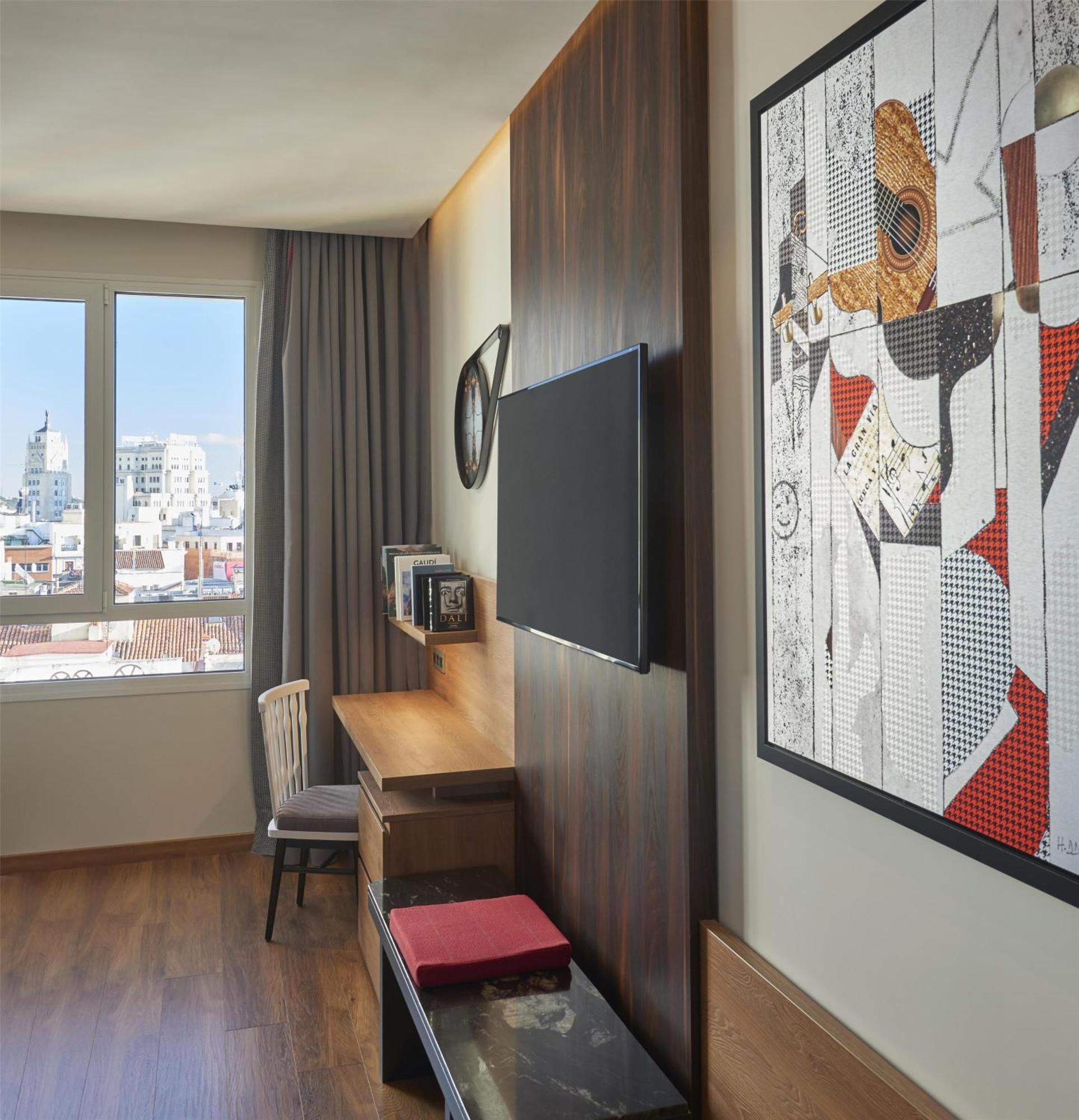 Habitación con cama extragrande y balcón