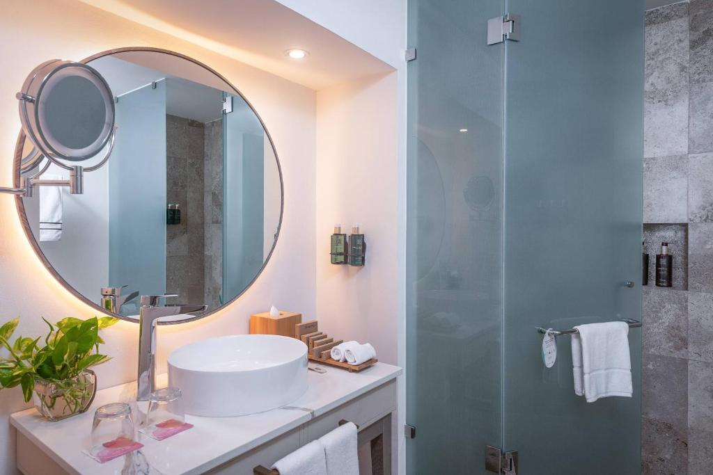 Suite The Level con acceso directo a la piscina y balcón