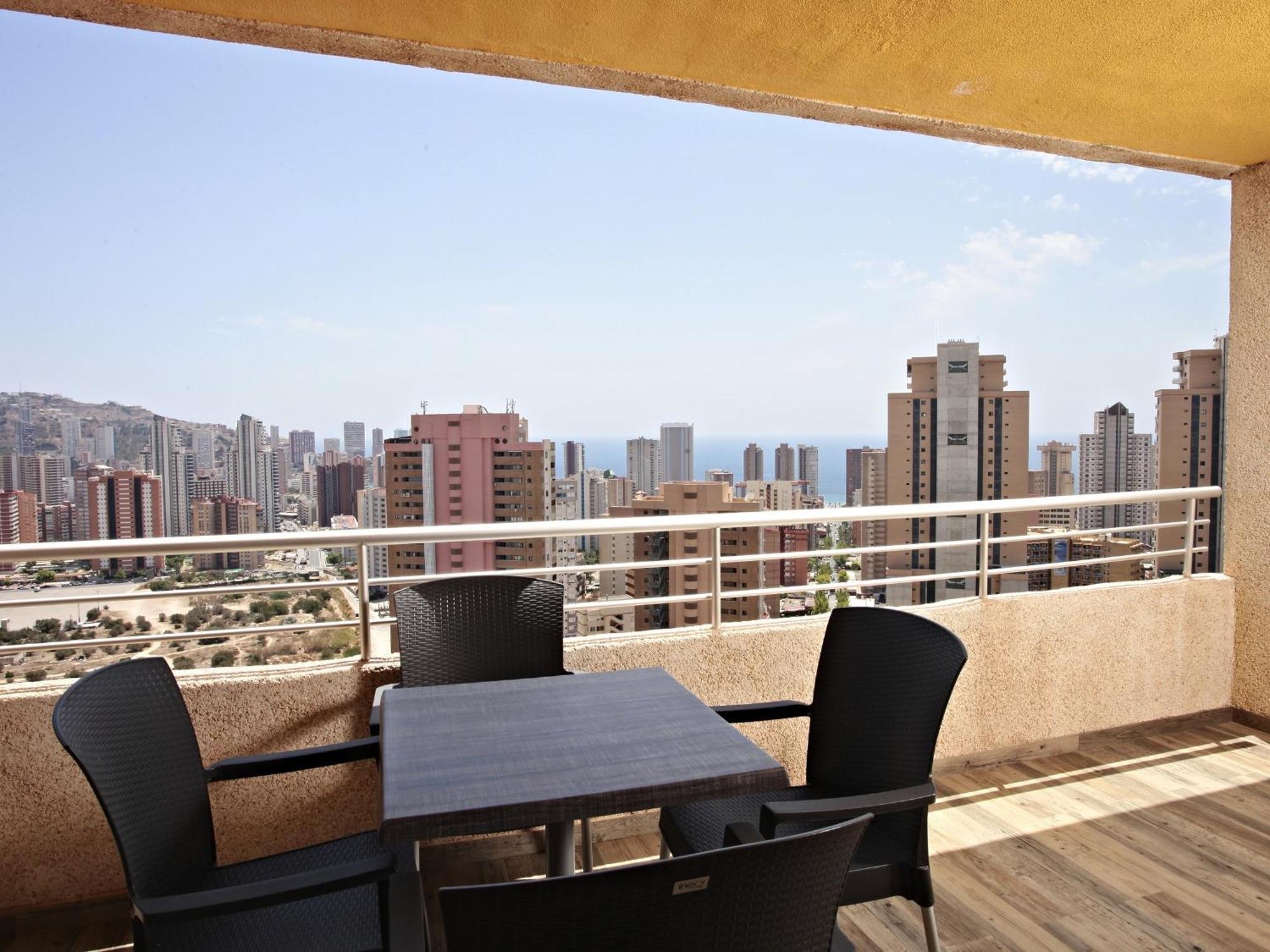 Suite Junior Superior con vistas a la piscina (3 adultos + 1 niño)