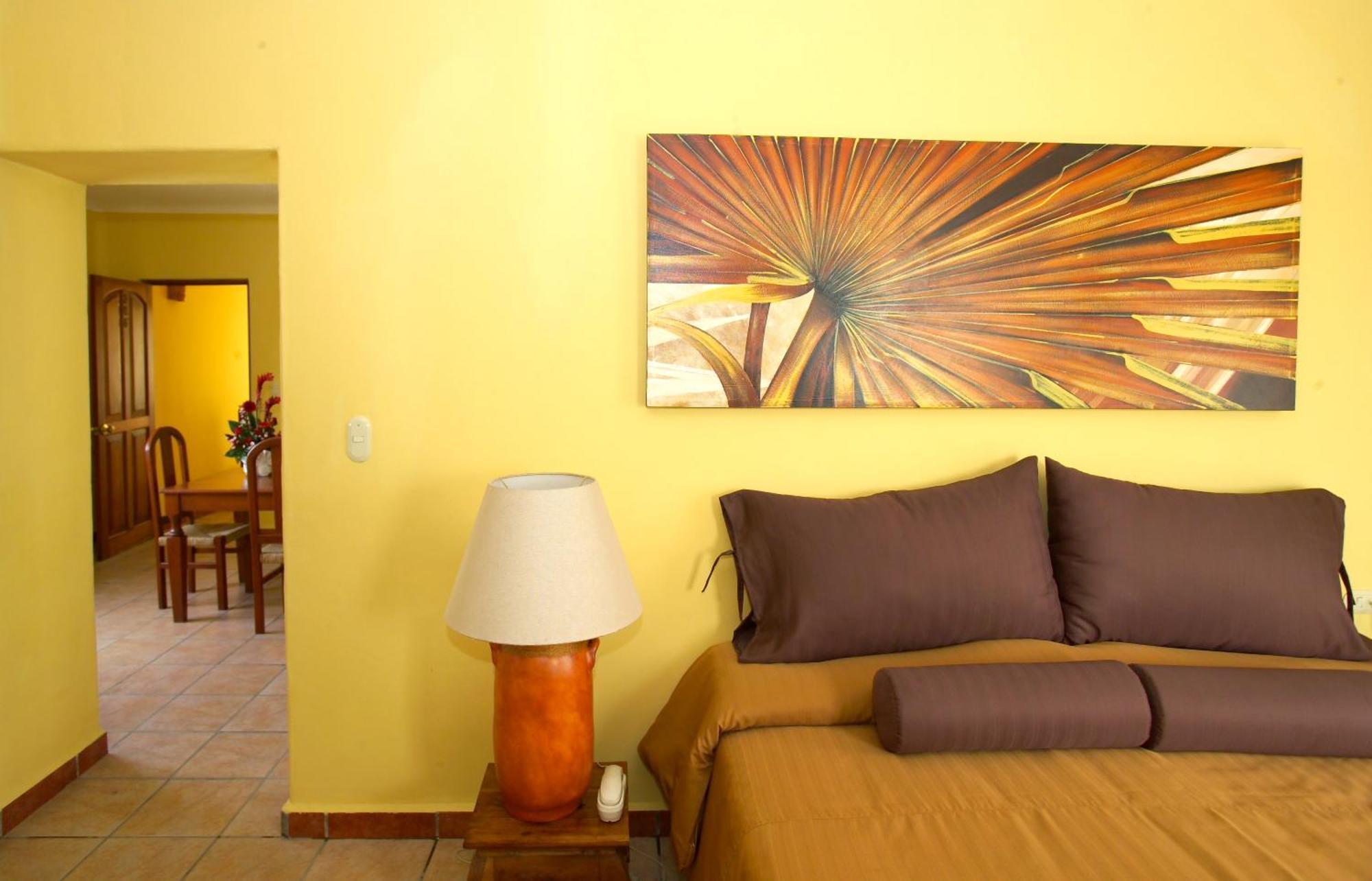 Suite con cama extragrande, bañera de hidromasaje y balcón