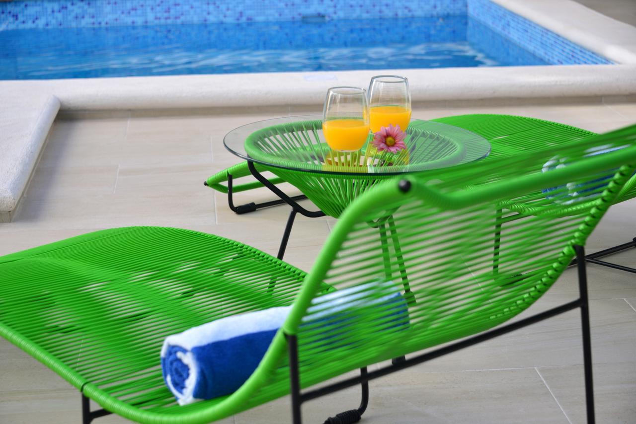 Grand Deluxe junto a la piscina