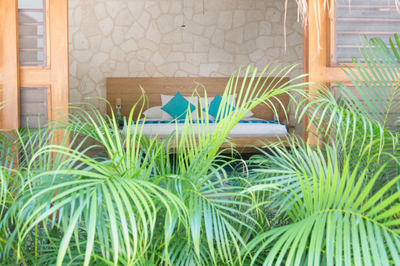 Habitación con cama extragrande y vistas al jardín