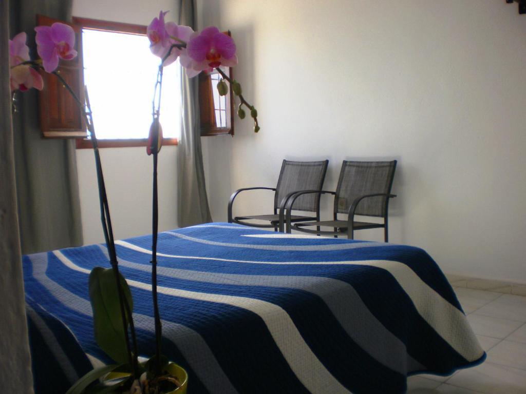 Habitación con cama grande y vistas al mar