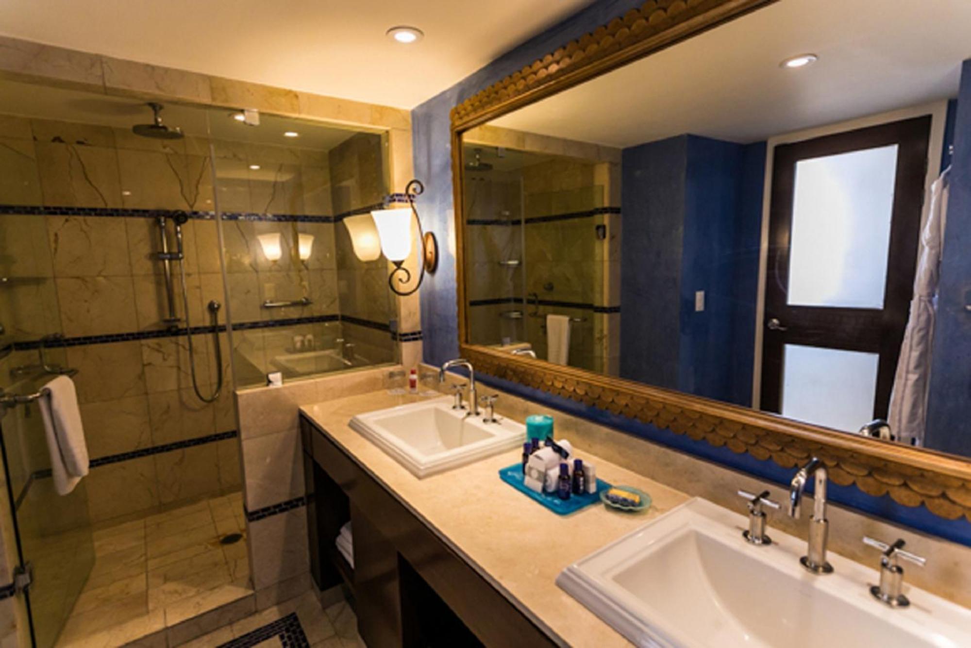Suite Junior con cama extragrande y vistas al campo de golf