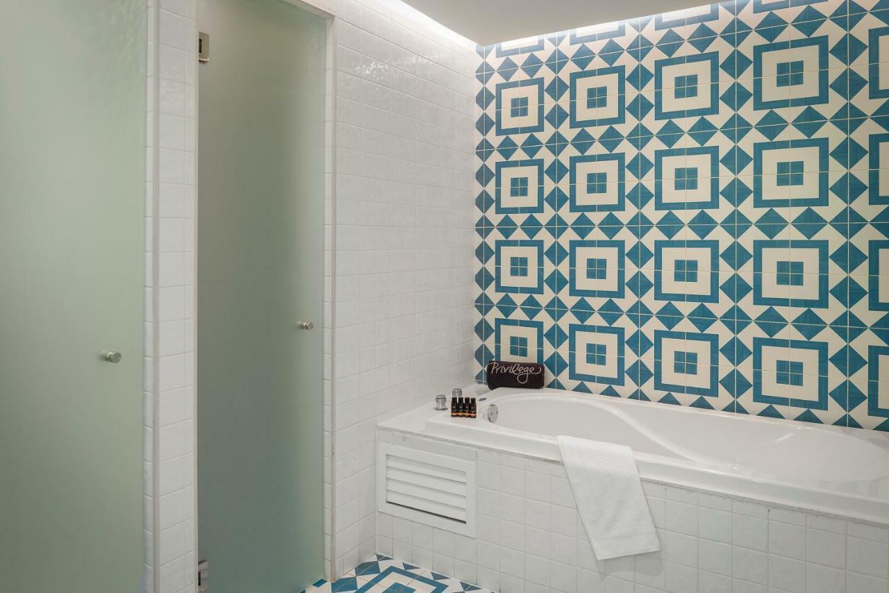 Suite Junior Privilege con vistas a la piscina