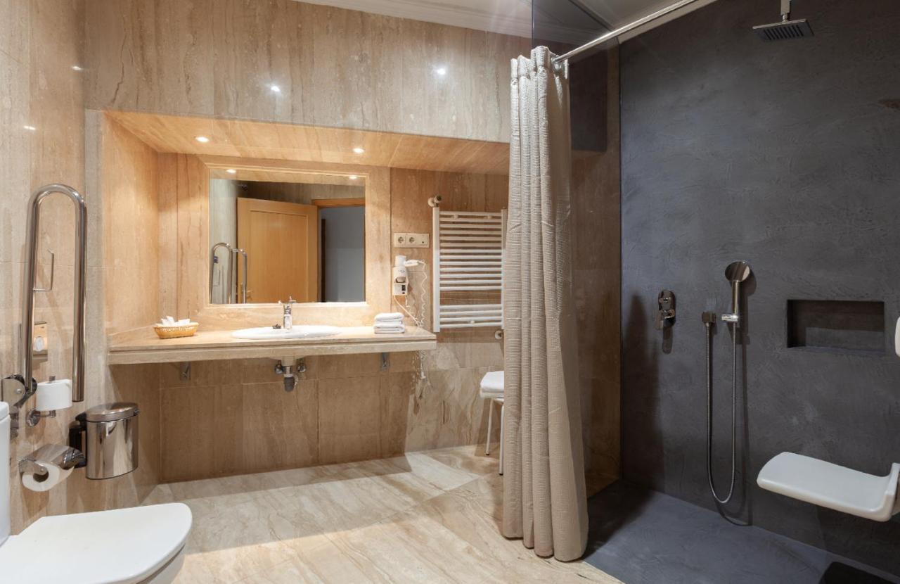 Habitación Triple Prémium con terraza y vistas a la Puerta del Sol