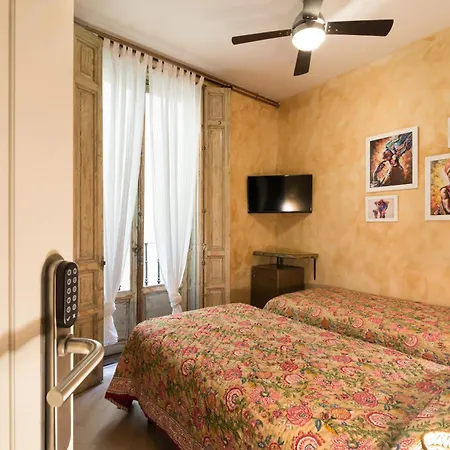 Hostal Artistic B&B-3