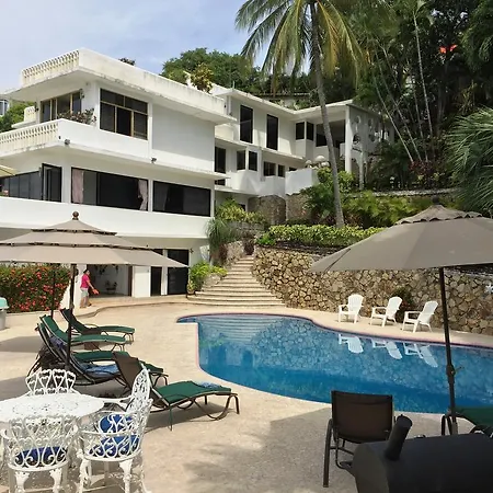 Villa Guitarron gran terraza vista espectacular 6 huespedes piscina gigante-2
